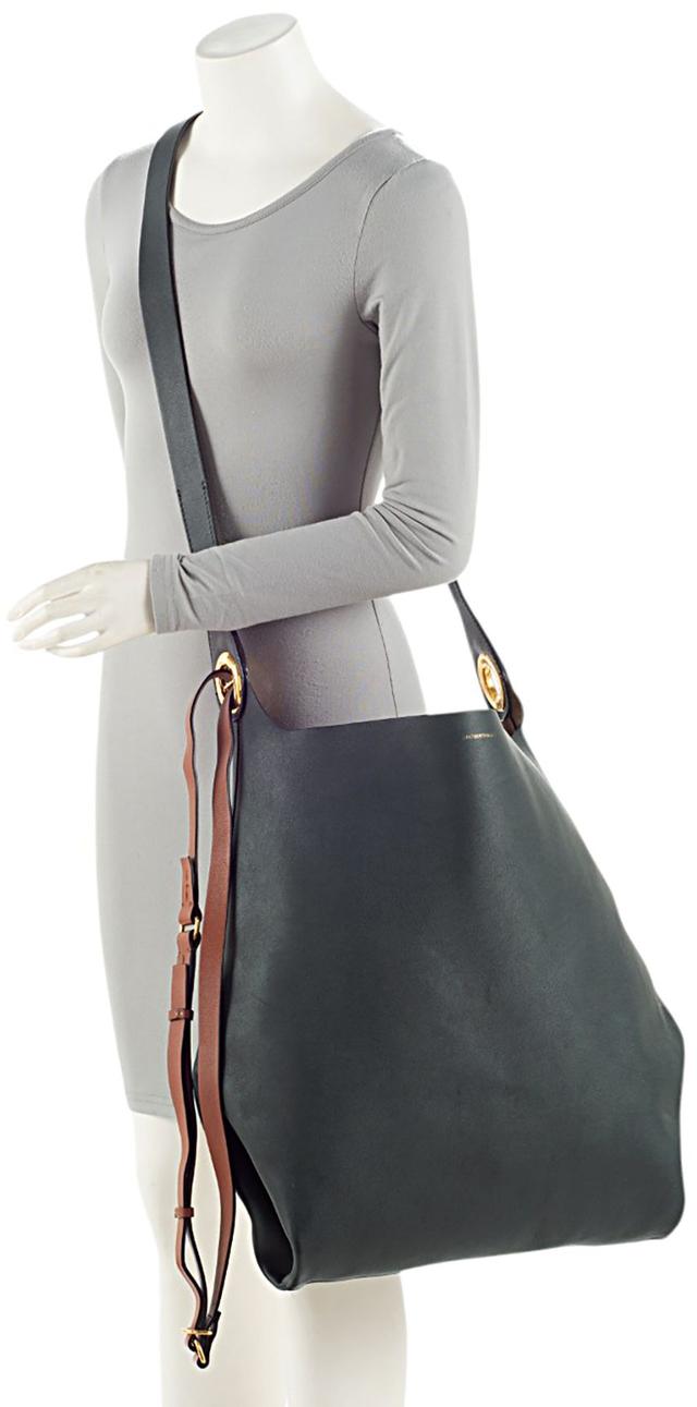 https://cdn.reebelo.com/pim/products/P-BURBERRYLEATHERGROMMETHOBO/GRE-image-4.jpg