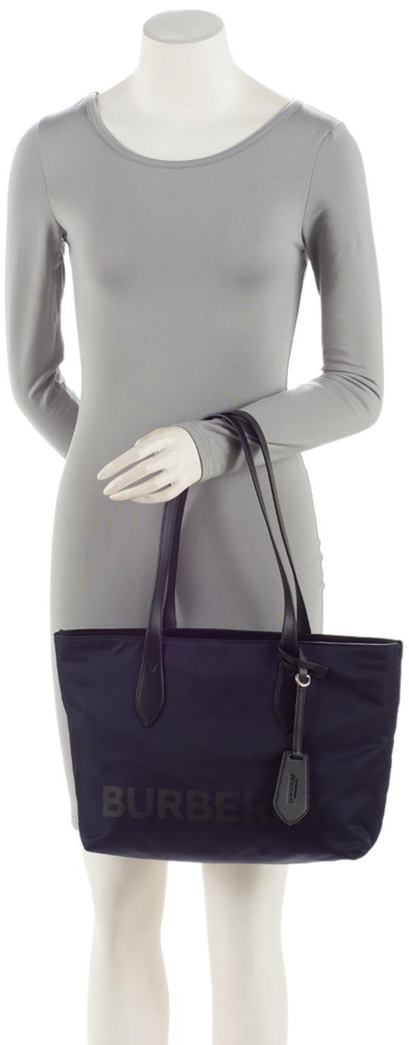 https://cdn.reebelo.com/pim/products/P-BURBERRYNYLONLOGOARDWELLSMALLTOTE/BLA-image-4.jpg
