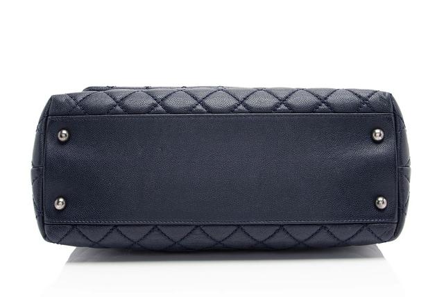 https://cdn.reebelo.com/pim/products/P-CHANELCAVIARLEATHERLIZARDCOCOSMALLTOPHANDLE/BLU-image-3.jpg