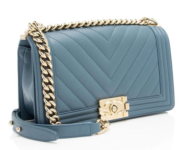 https://cdn.reebelo.com/pim/products/P-CHANELCHEVRONCAVIARLEATHEROLDMEDIUMBOYBAG/BLU-image-1.jpg