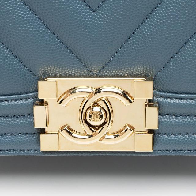 https://cdn.reebelo.com/pim/products/P-CHANELCHEVRONCAVIARLEATHEROLDMEDIUMBOYBAG/BLU-image-10.jpg