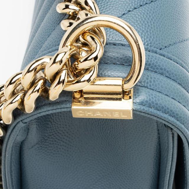 https://cdn.reebelo.com/pim/products/P-CHANELCHEVRONCAVIARLEATHEROLDMEDIUMBOYBAG/BLU-image-11.jpg