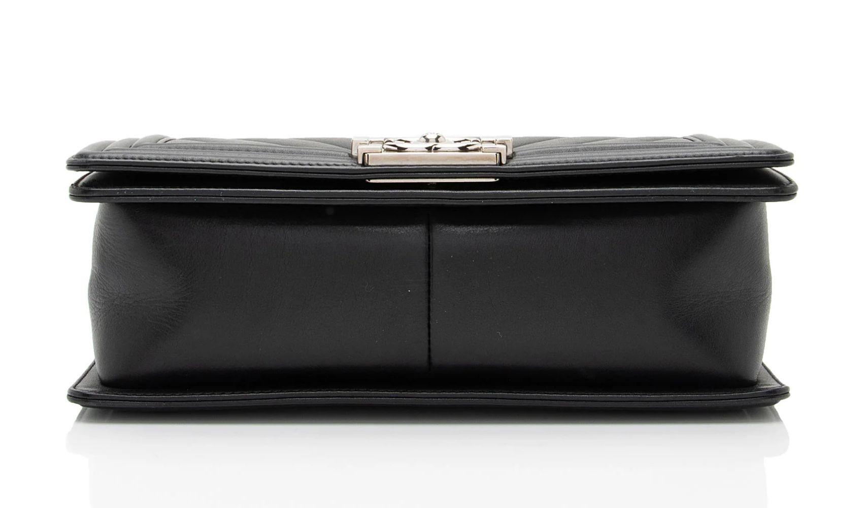 Chanel Chevron Lambskin Old Medium Boy Bag - Lambskin - Black