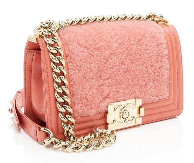 https://cdn.reebelo.com/pim/products/P-CHANELSHEARLINGCALFSKINSMALLBOYBAG/PIN-image-1.jpg