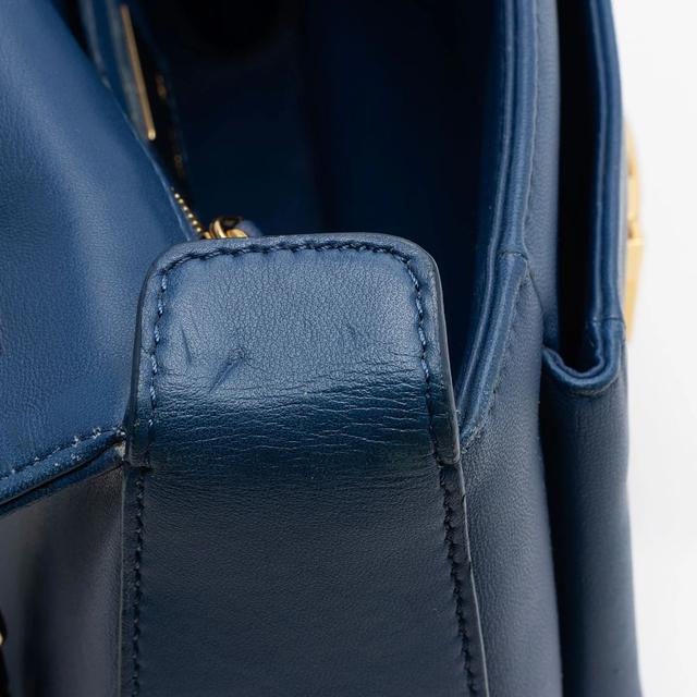https://cdn.reebelo.com/pim/products/P-FENDILEATHERBEBAGUETTESHOULDERBAG/BLU-image-13.jpg