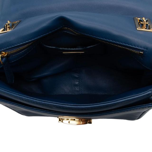 https://cdn.reebelo.com/pim/products/P-FENDILEATHERBEBAGUETTESHOULDERBAG/BLU-image-5.jpg