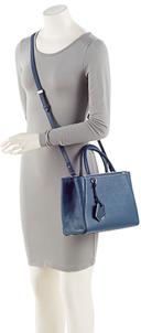 https://cdn.reebelo.com/pim/products/P-FENDILEATHERPETITE2JOURSTOTE/BLU-image-4.jpg