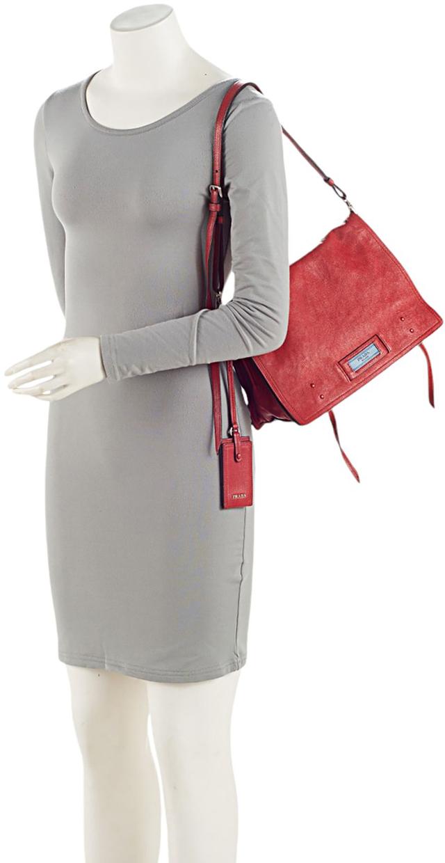 https://cdn.reebelo.com/pim/products/P-PRADAOMBREGLACECALFETIQUETTEFLAPMESSENGER/RED-image-4.jpg