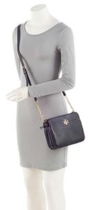 https://cdn.reebelo.com/pim/products/P-TORYBURCHLEATHERIVYCROSSBODY/BLA-image-4.jpg