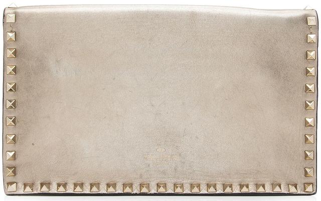 https://cdn.reebelo.com/pim/products/P-VALENTINOMETALLICNAPPALEATHERROCKSTUDCLUTCH/GOL-image-2.jpg