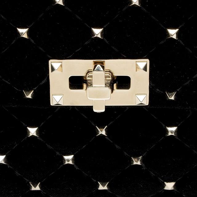 https://cdn.reebelo.com/pim/products/P-VALENTINOVELVETROCKSTUDSPIKEUPSHOULDERBAG/BLA-image-7.jpg