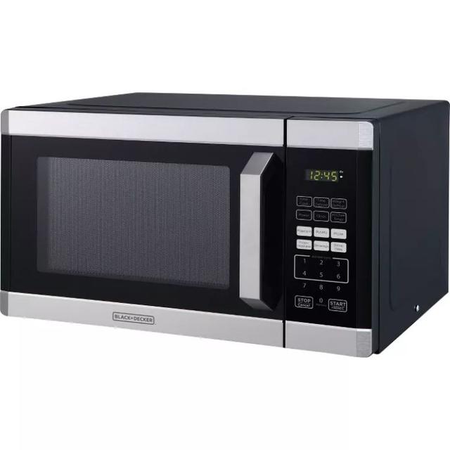 BLACK+DECKER  0.9 cu ft 900W Microwave Oven in Black in Excellent condition