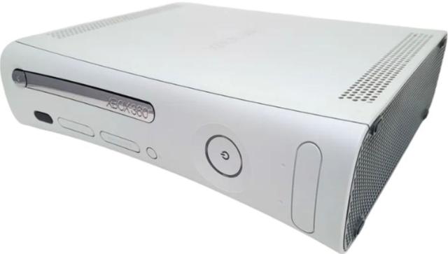 Microsoft  Xbox 360 Pro Gaming Console with 2 Controllers (Bundle) 4GB in White in Excellent condition